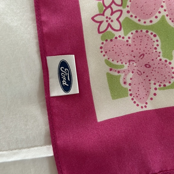 Lilly Pulitzer Pink 100% Silk Scarf Excellent Condition - Picture 4 of 9